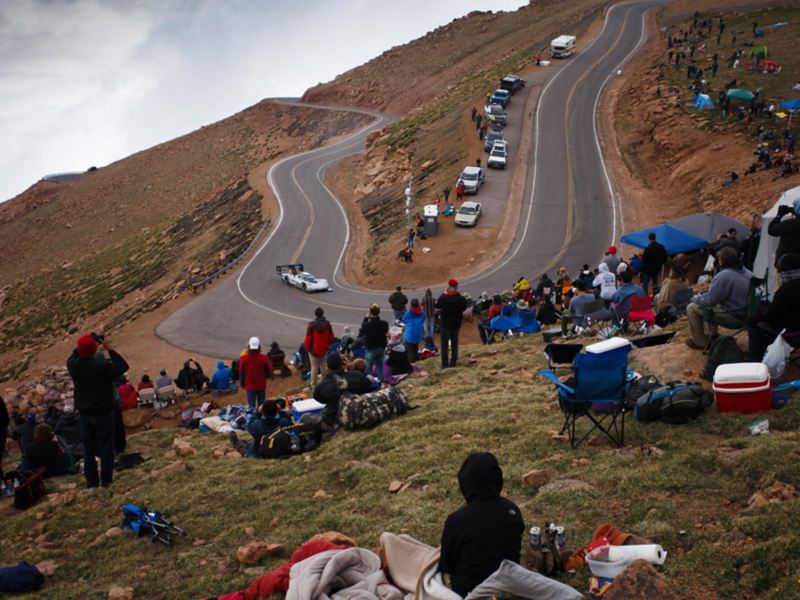 Des spectateurs au bord du circuit.