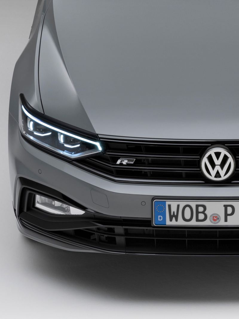 Vista frontale della Passat Variant R-Line „Edition“ con fari a LED Matrix e fari fendinebbia