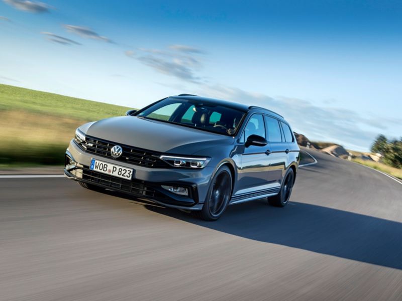 Passat Variant R-Line in movimento su una strada fuori città