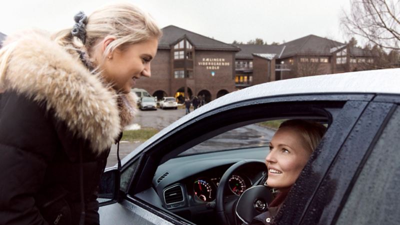 Lena drives her daughter with the e-Golf to dance training and competitions