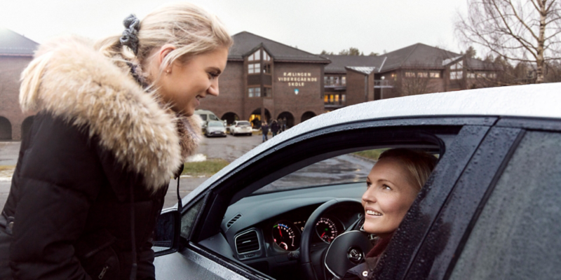 Lena drives her daughter with the e-Golf to dance training and competitions