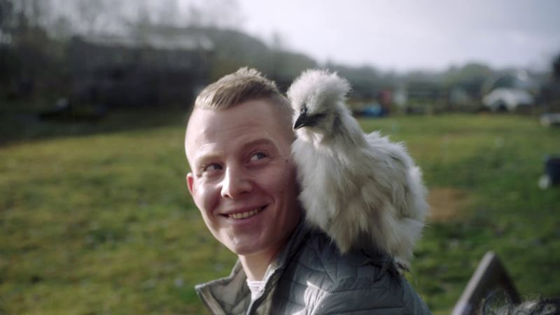 Kristian est passionné par ses poules et ses animaux.