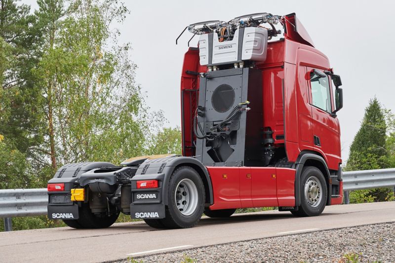 Truck elettrico Scania con pantografo per linee aeree