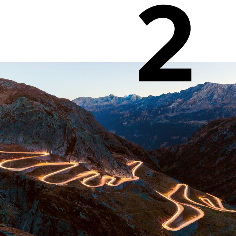 En voiture électrique sur la route panoramique Grand Tour de Suisse