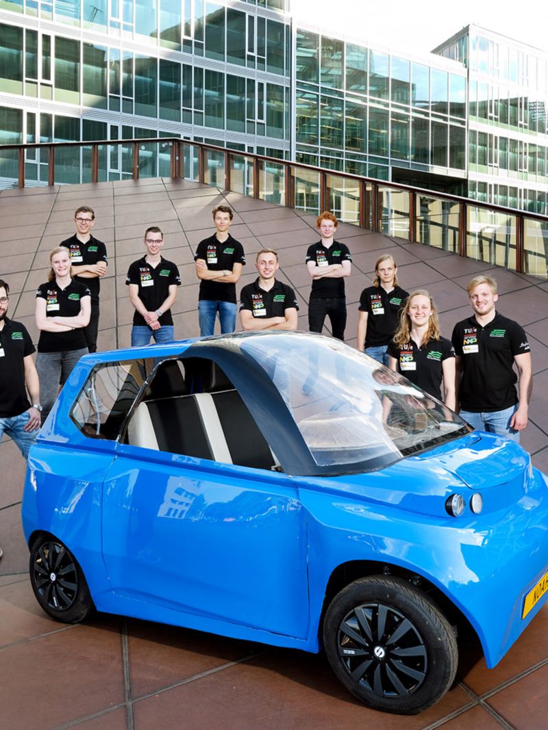 Students on the European tour with the sustainable electric car “Noah”