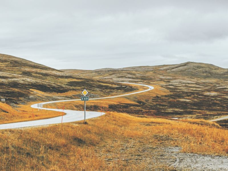 Strada isolata con curve in Norvegia