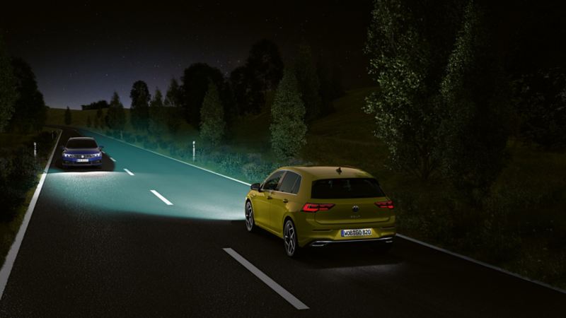 'Ενα Volkswagen Golf με προβολείς IQ.LIGHT - LED-Matrix κινείται στο δρόμο τη νύχτα