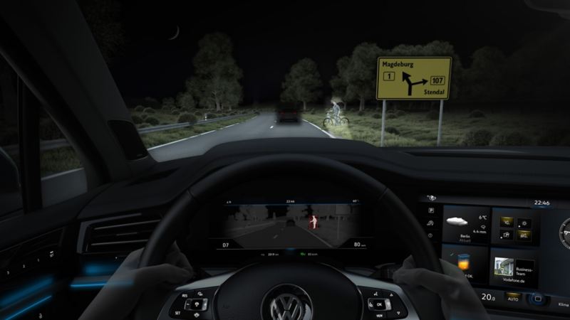 Rappresentazione grafica della vista notturna attraverso il parabrezza di una Volkswagen con fari a LED 'Matrix IQ.LIGHT'.