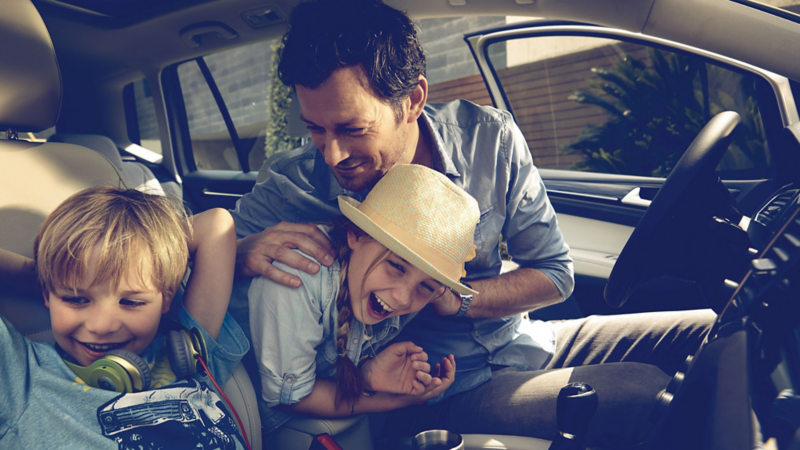 Famille dans une Volkswagen