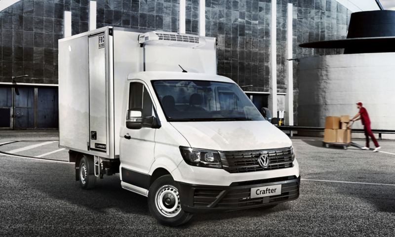 Vista 3/4 frontale di un Crafter Autotelaio Volkswagen con cella frigo.
