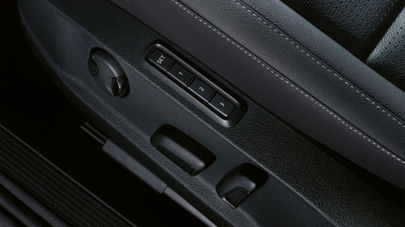 Dettaglio dei pulsanti per la regolazione della funzione 'Memory' dei sedili, su un'auto Volkswagen.