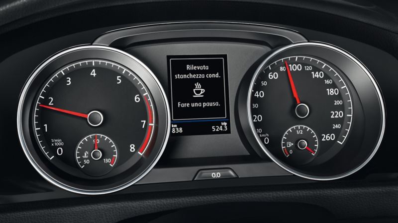 Dettaglio della spia “Fare una pausa” del sistema di riconoscimento della stanchezza del conducente sul display di un'auto Volkswagen.