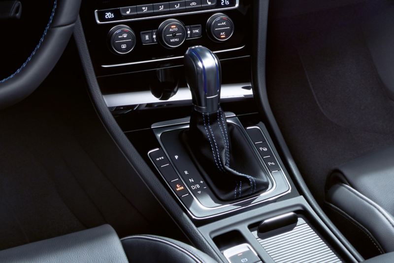 Wnętrze VW Golfa, detal: DSG na konsoli środkowej 