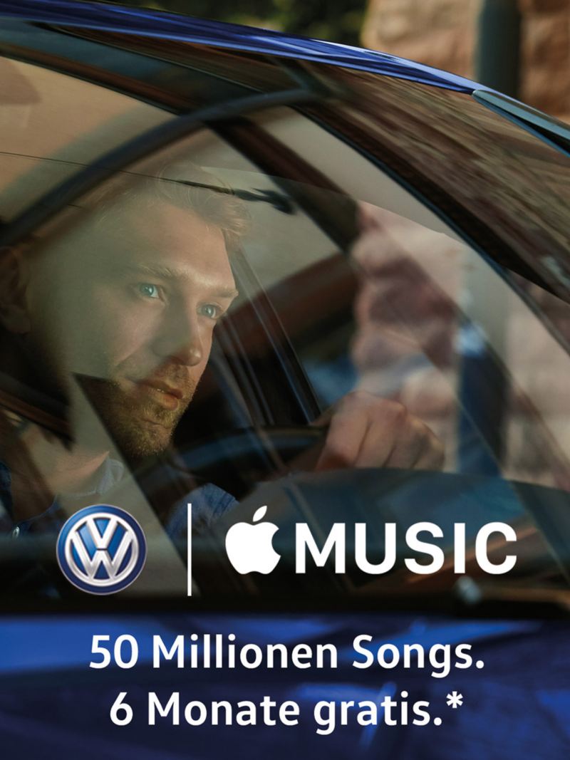 Un conducteur de VW Golf regarde hors du pare-brise, logos Volkswagen et Apple sur la photo