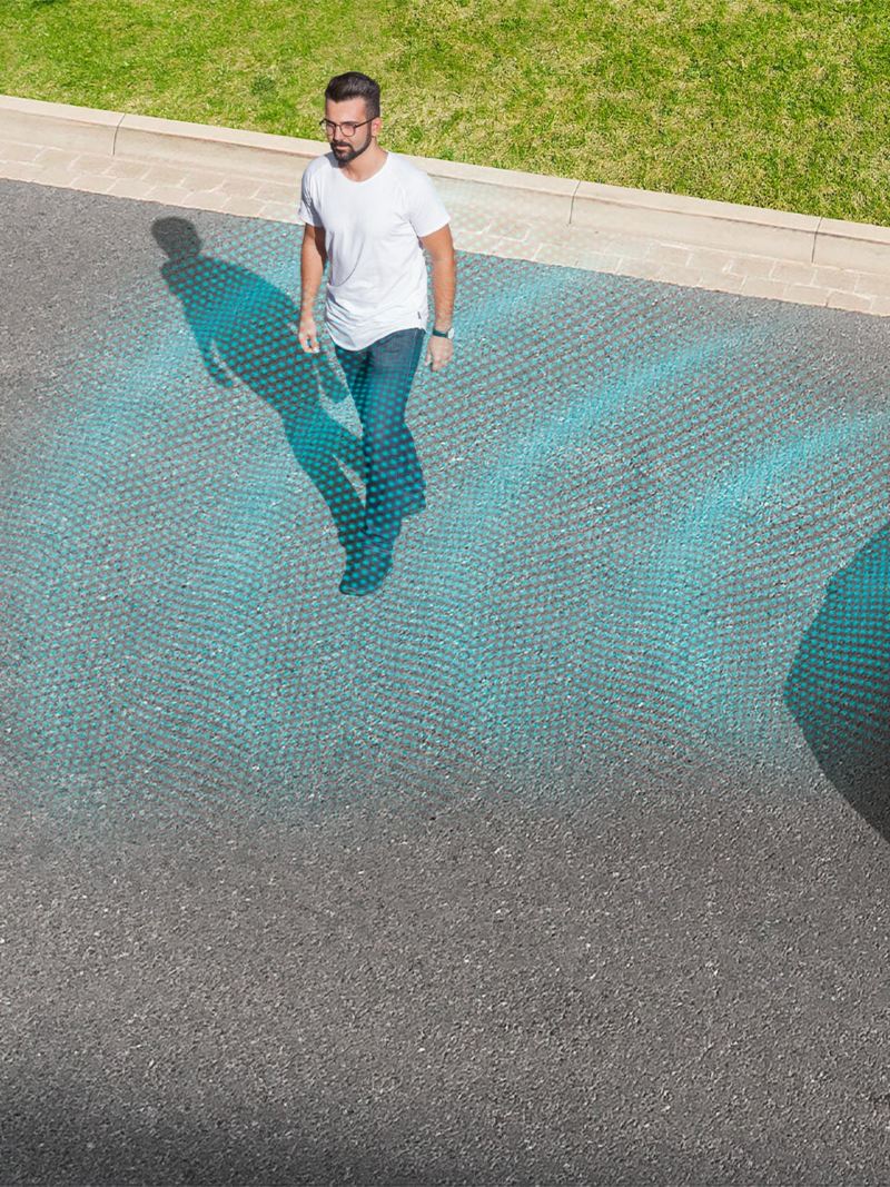 Un homme avance dans la rue, la VW Golf Alltrack l’identifie