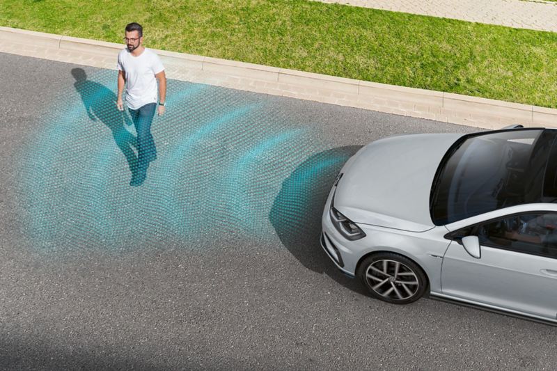 Rappresentazione grafica del funzionamento dei sensori di riconoscimento dei pedoni di un'auto Volkswagen.