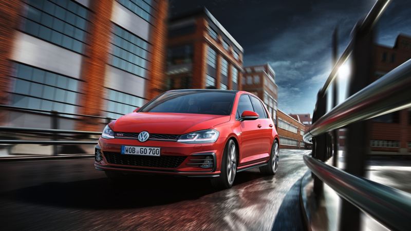 VW Golf GTI Performance kör på en väg