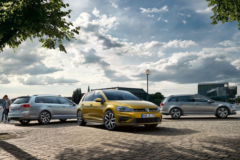 Drei Volkswagen Modelle stehen auf Parkplatz – Jahreswagen-Finanzierung
