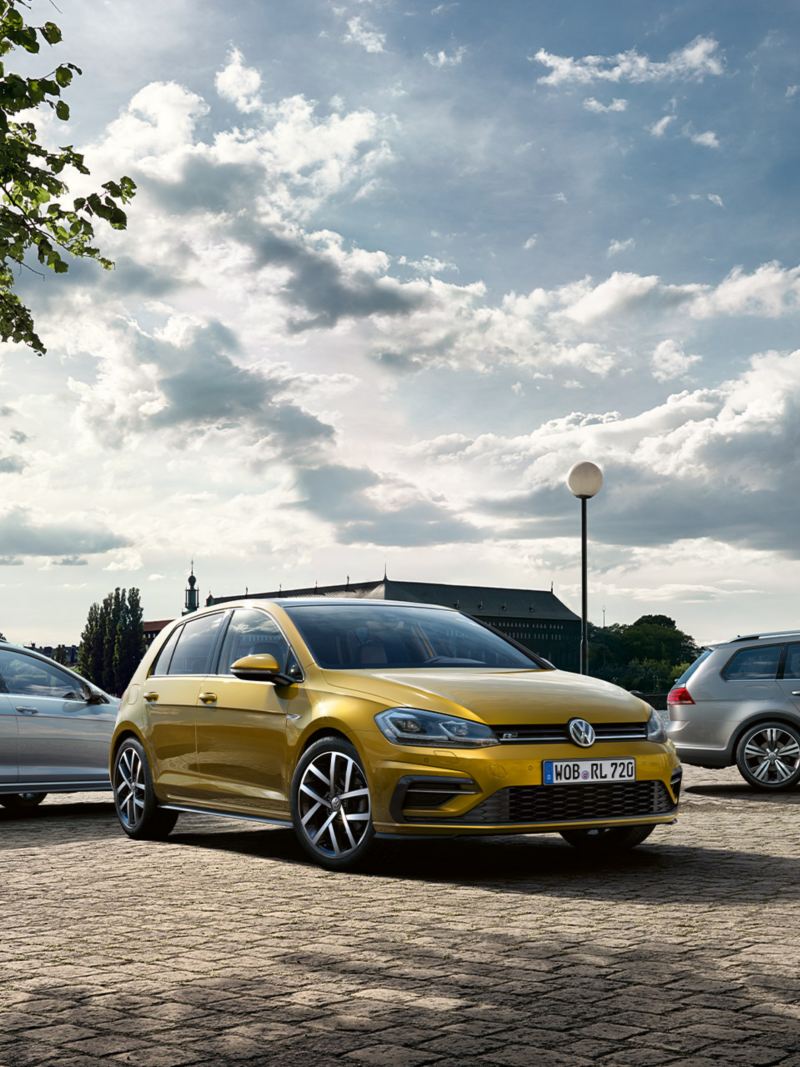 Drei Volkswagen Modelle stehen auf Parkplatz – Jahreswagen-Finanzierung