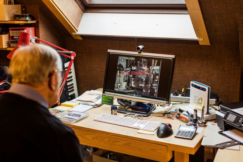 Gerhard Heinz installé à son bureau, devant son ordinateur.