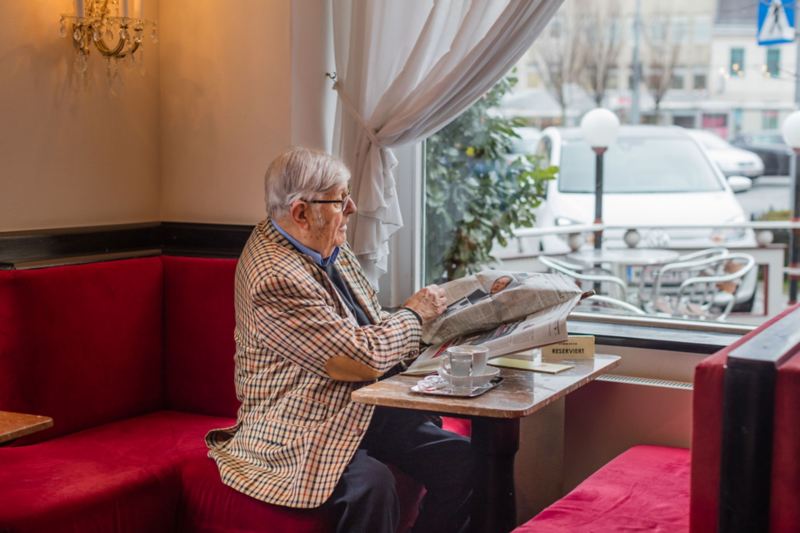 Gerhard Heinz sidder på Café Dommayer ved vinduet og kigger på sin e-up!.