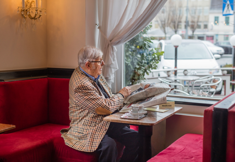 Gerhard Heinz sidder på Café Dommayer ved vinduet og kigger på sin e-up!.