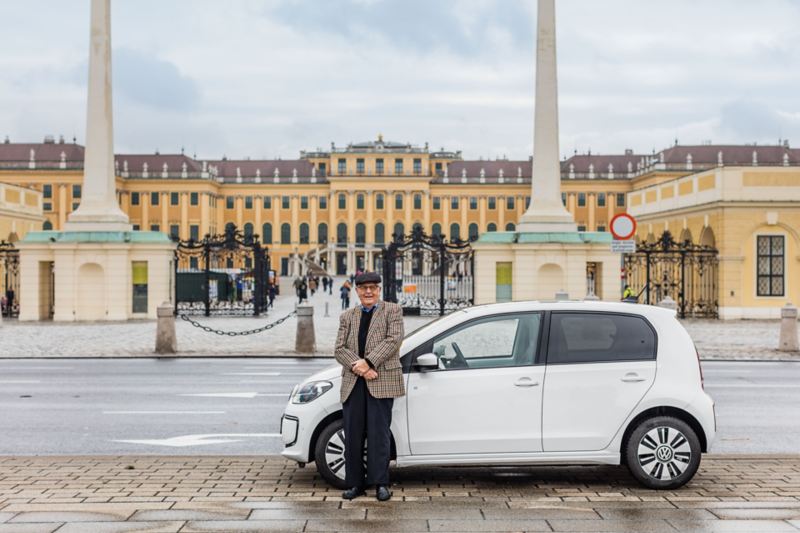 Gerhard Heinz and his e-up! parked in front of the Schönbrunn palace in Vienna