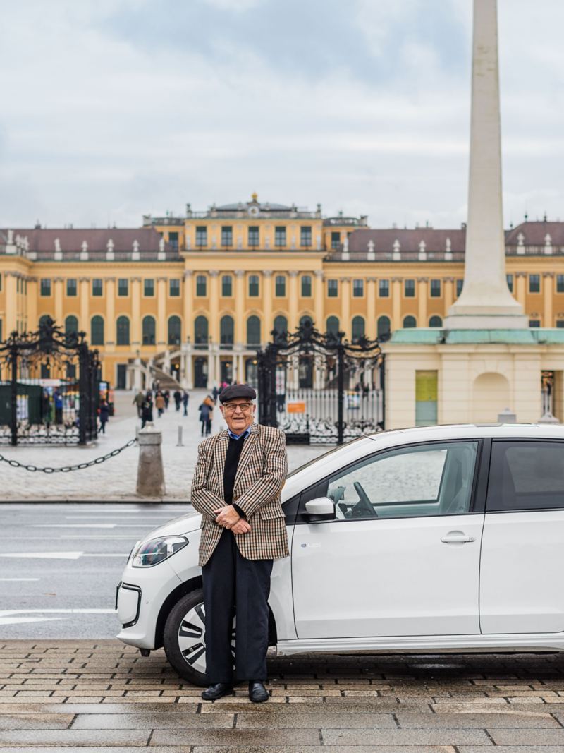 Gerhard Heinz y su Volkswagen e-up! frente al palacio Schönbrunn de Viena.