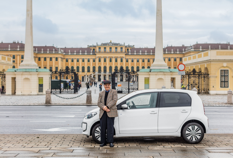 Gerhard Heinz og hans parkerede e-up! foran slottet Schönbrunn i Wien