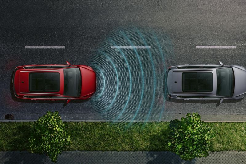 Rappresentazione grafica del funzionamento del sistema di controllo perimetrale 'Front Assist e cruise control con regolazione automatica della distanza (ACC)' su un'auto Volkswagen.