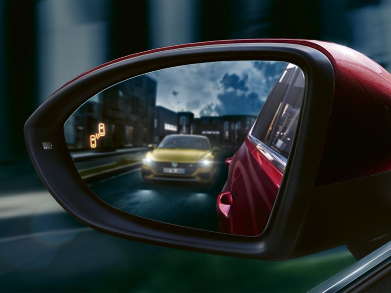 Sensore Blind Spot nello specchietto laterale della Golf Sportsvan