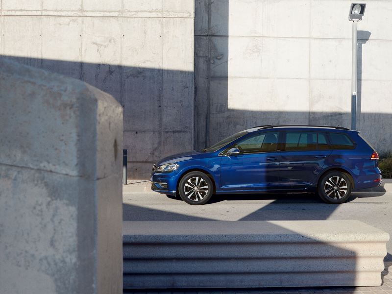 Seitenansicht eines VW Golf Variant UNITED vor Betonwand