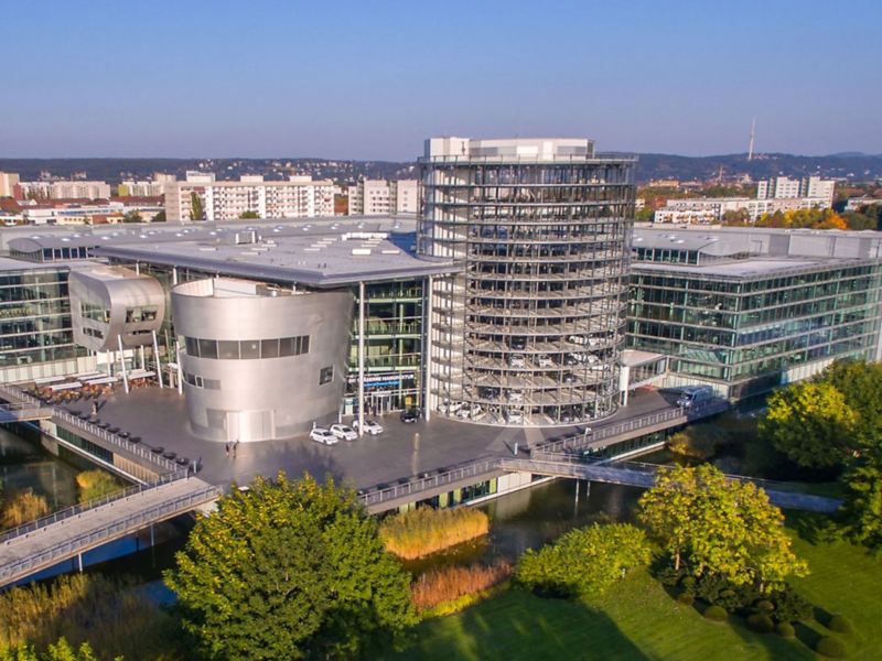 Die Gläserne Manufaktur in Dresden im Abendlicht aus der Luft betrachtet