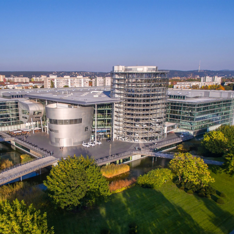 Die Gläserne Manufaktur in Dresden im Abendlicht aus der Luft betrachtet