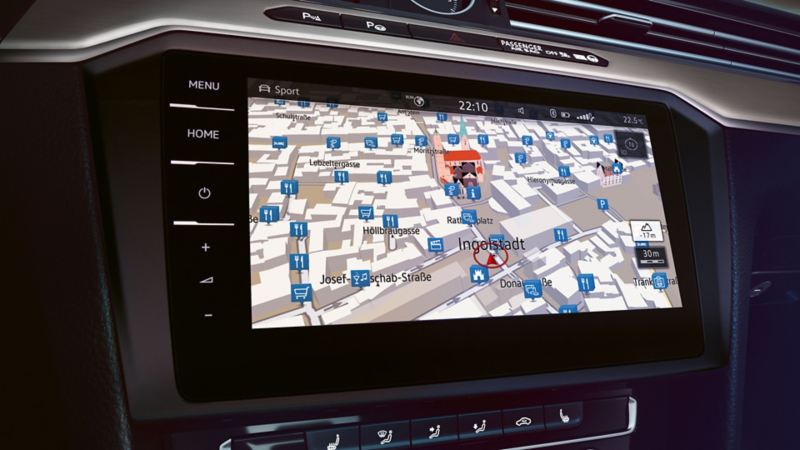 Dettaglio del display di bordo con 'Global Positioning System' (GPS), su un'auto Volkswagen.