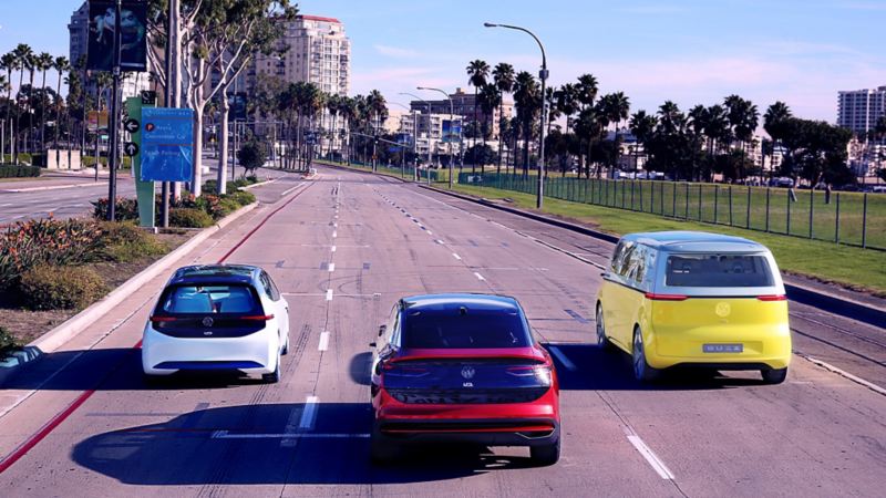Drei Wagen fahren nebeneinander auf der Straße – AutoCredit
