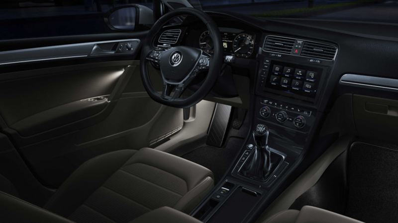 Dettaglio degli interni di una Volkswagen con illuminazione ambiente.