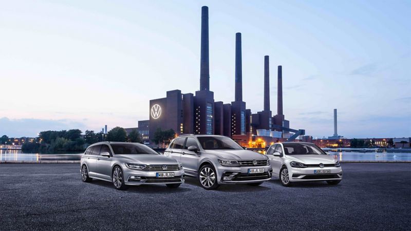 Drei Mitarbeiterfahrzeuge stehen vor Volkswagen Konzernzentrale