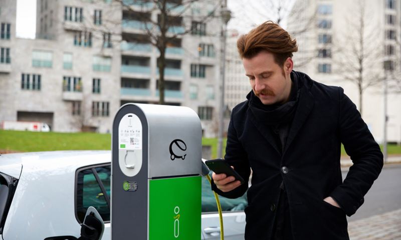 Użytkownik carsharing z e-Golfem