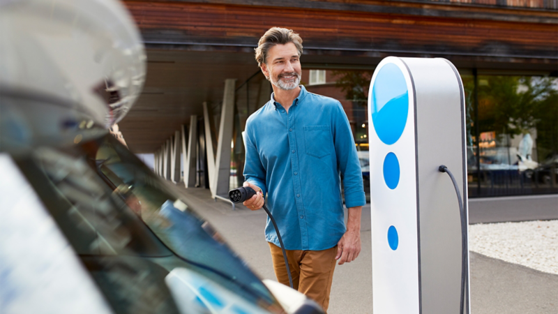 Un homme s'apprête à charger sa Volkswagen ID. avec We Charge.