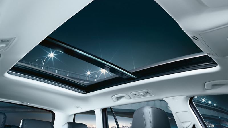 Image of vehicle roof with tilting and sliding panoramic sunroof in the VW Passat 