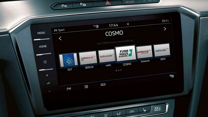 Dettaglio del display di bordo con sistema di radio-navigazione di un'auto Volkswagen.