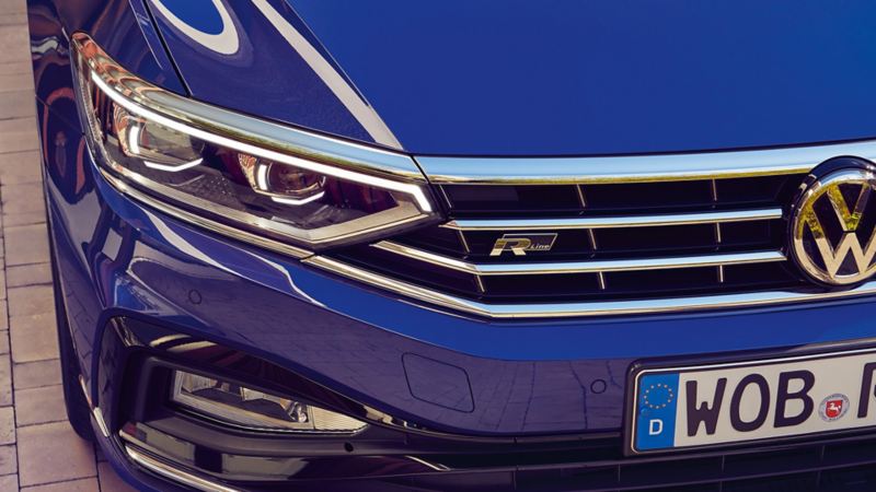 Detailansicht der optionale.n LED-Matrix-Scheinwerfer des VW Passat Variant R-Line in Blau.