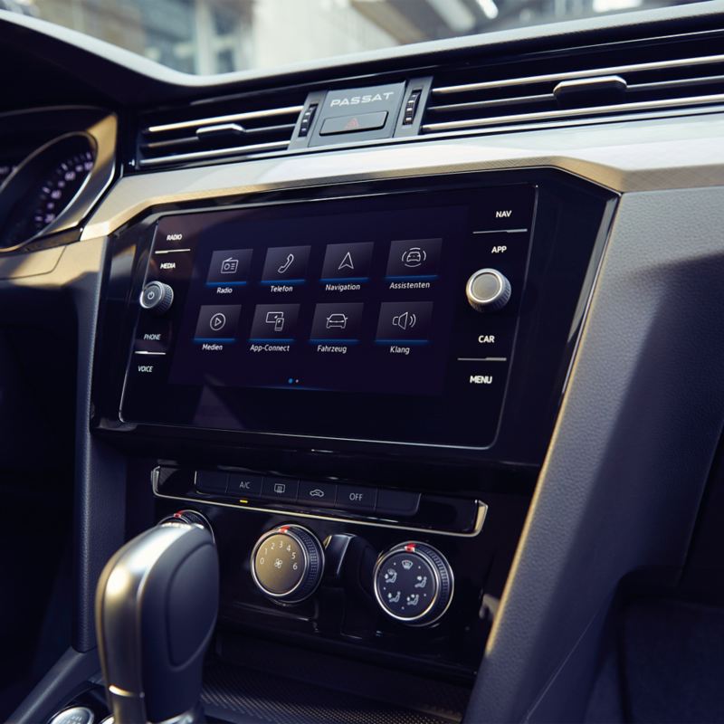 Blick auf das Display mit We Connect Entertainment im Inneren eines VW Passat