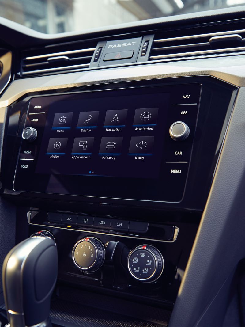 Vista de la pantalla con entretenimiento de We Connect en el interior de un VW Passat