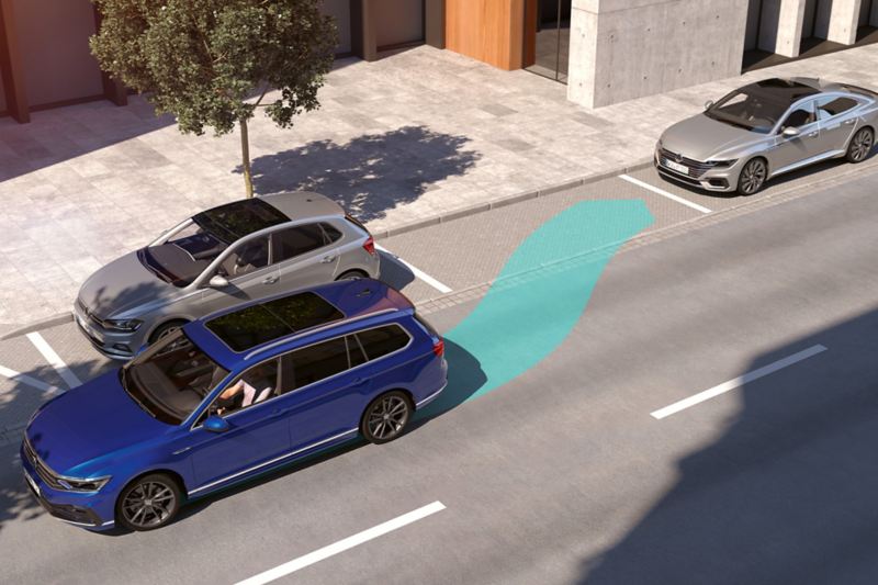En blå VW Passat Sportscombi manövrerar in i en parkeringsficka, med hjälp av tillvalet Park Assist.