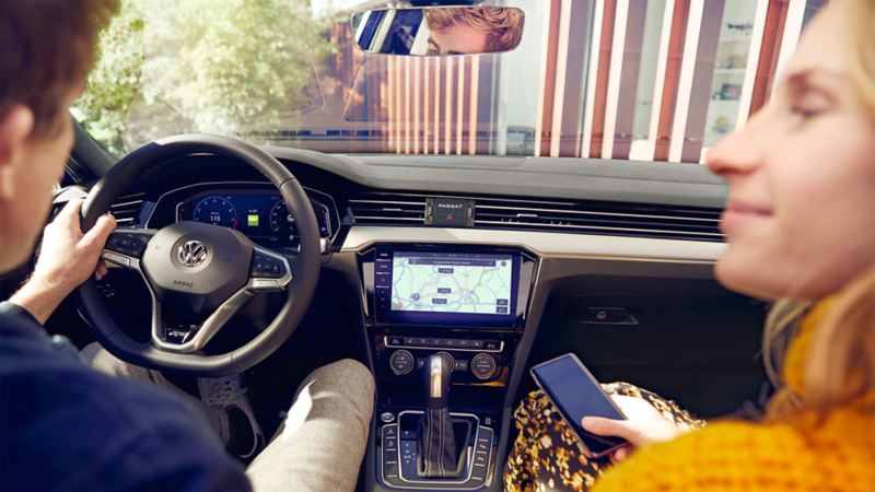 Ein Mann und eine Frau sitzen in einem VW Passat