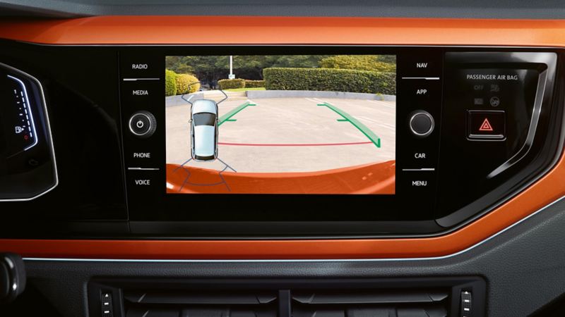 Dettaglio del display di bordo con vista attraverso la telecamera per la retromarcia, su un'auto Volkswagen.