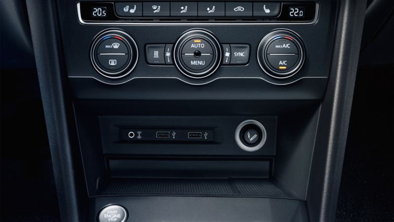Dettaglio delle prese multimediali AUX-IN, MEDIA-IN e USB del sistema radio-navigazione di un'auto Volkswagen.