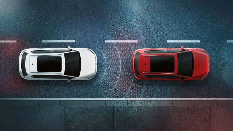 Rappresentazione grafica del funzionamento del pacchetto di assistenza alla guida 'Cruise Control', con sensori per la regolazione automatica della distanza (ACC), su un'auto Volkswagen.